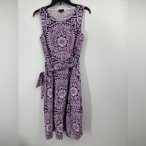 Talbots Poplin Fit and Flare Medallion Print Dress Size 2 Lilac Sleeveless NWOT - Picture 4 of 5
